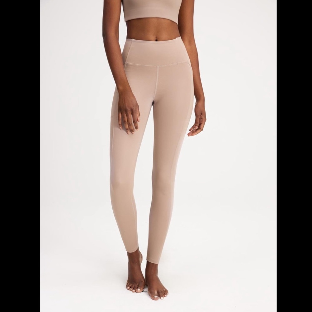 NWT Girlfriend Collective 28.5” Compressive High-Rise Legging in Quartz (Size M)